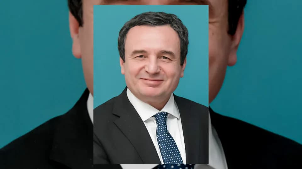 Albin Kurti, Kryeministri i Kosovës, në një portret zyrtar me kostum dhe kravatë.