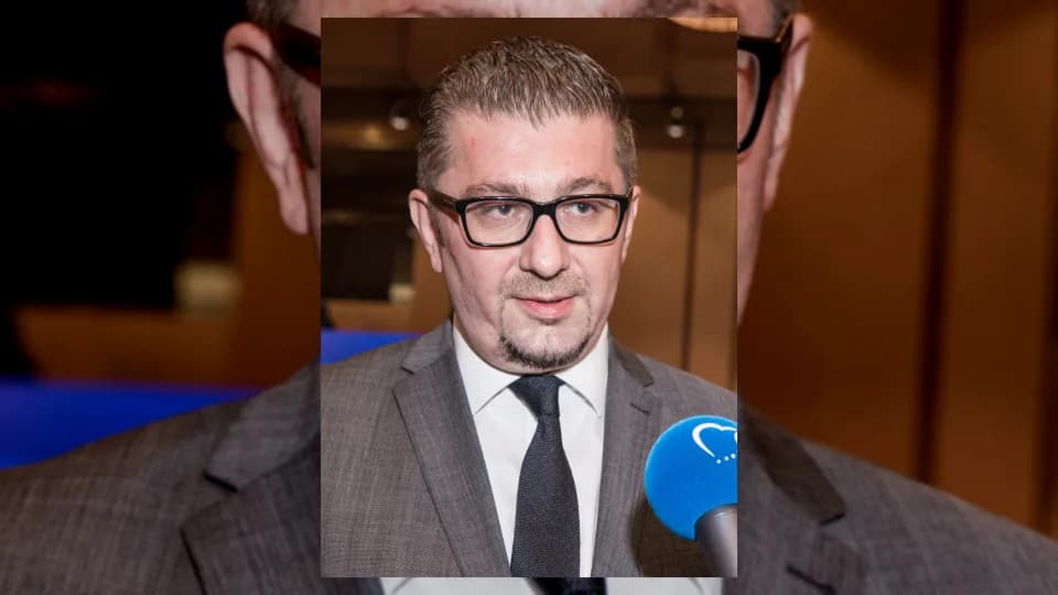 Hristijan Mickoski duke folur para një mikrofoni gjatë një eventi politik.