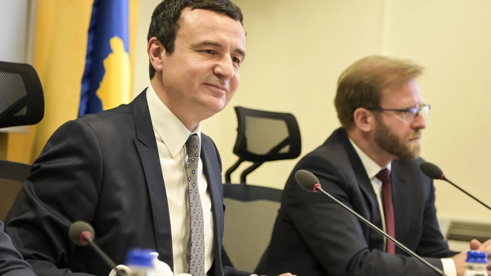 Albin Kurti duke folur pas një takimi politik.