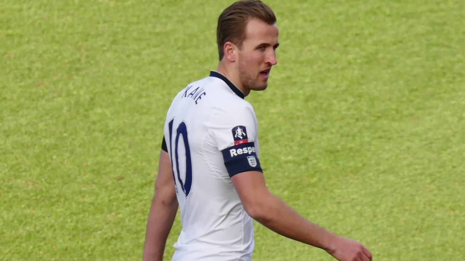 Harry Kane dhe Erling Haaland duke luajtur futboll.