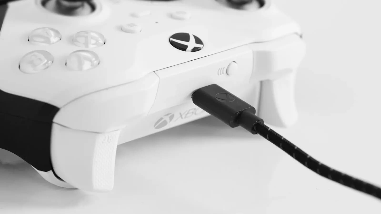 Një tastierë Xbox dhe një kontrollues në një mjedis shtëpiak.