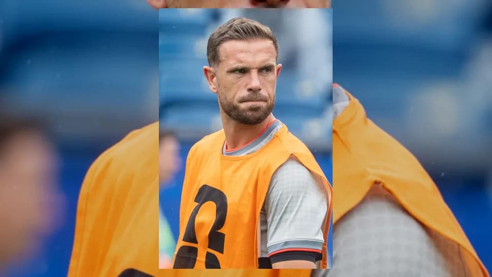 Jordan Henderson duke folur pas lëndimit.