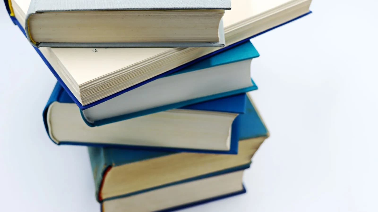 Pamje e jashtme e ndërtesës së Fakultetit të Filologjisë të Universitetit të Prishtinës.