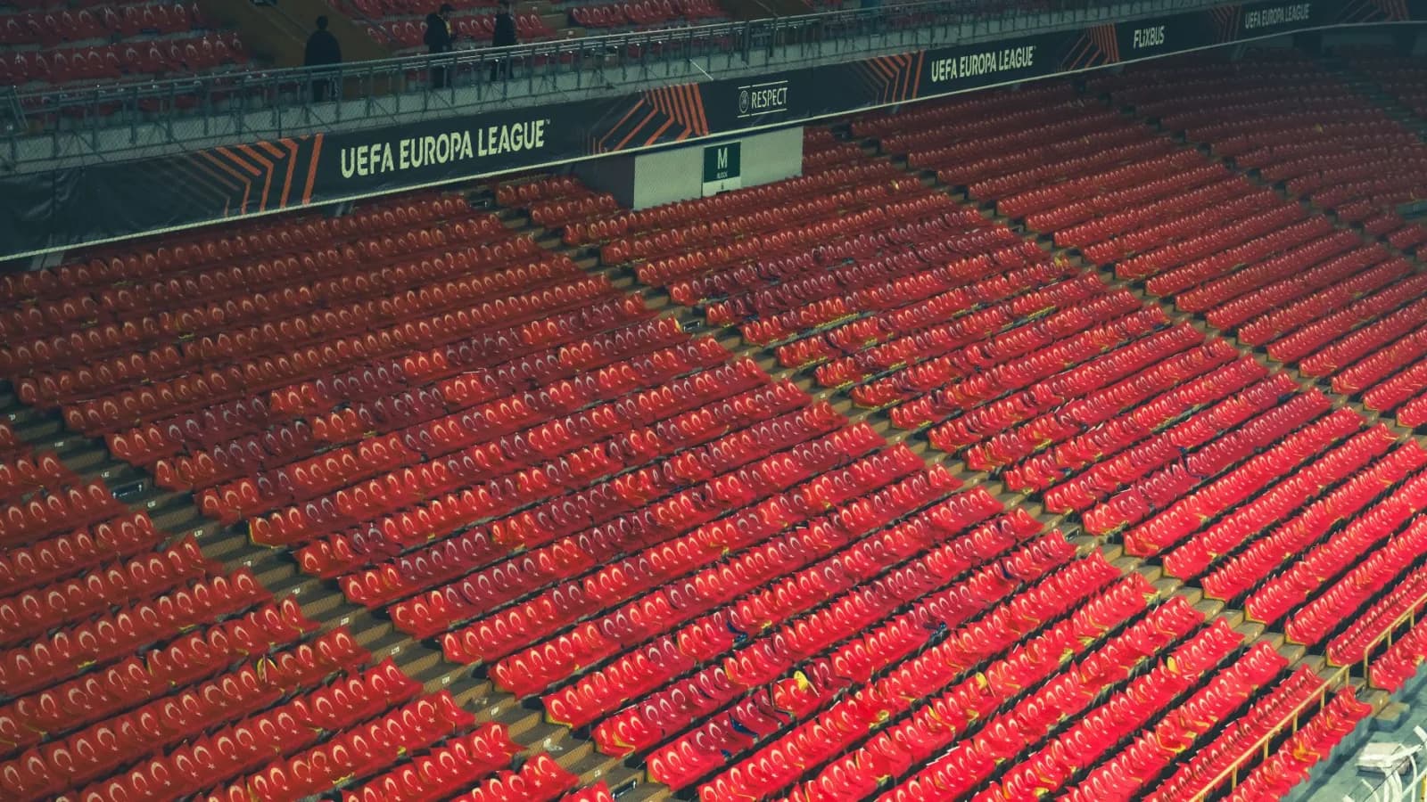 Logoja e UEFA-s dhe trofeu i Kupës së Botës.