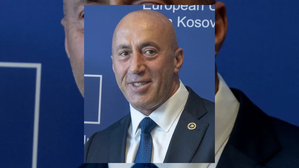 Një intervistë me udhëheqësin e AAK-së në një studio televizive