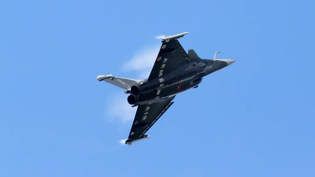 Një avion luftarak francez Rafale në fluturim.