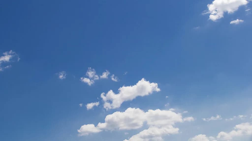 Pamje e peizazhit të Kosovës në një ditë me diell.