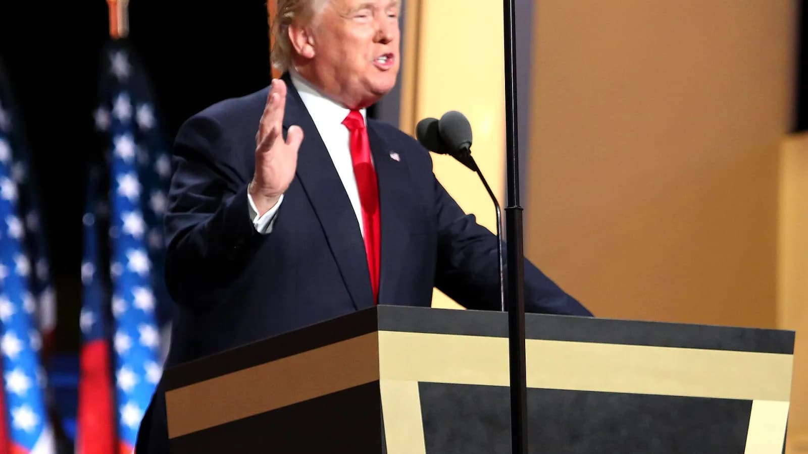 Pamje e Ngushticës së Hormuzit, një rrugë kryesore detare, dhe një portret i Presidentit Donald Trump.
