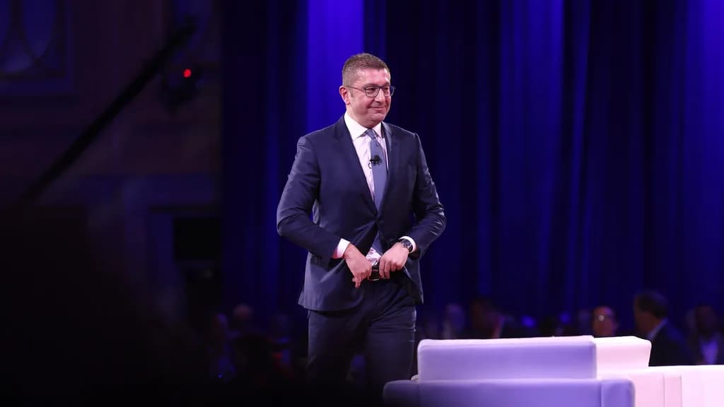 Kryeministri Hristijan Mickoski duke folur gjatë një konference për shtyp