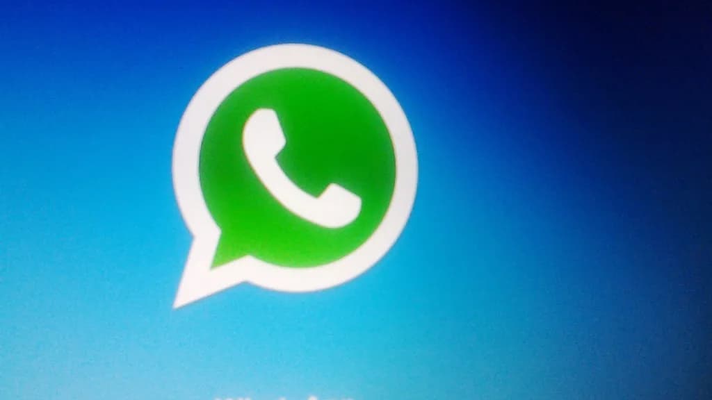 Logoja e WhatsApp dhe paraqitja e një ndërtese të Policisë së Shtetit të Shqipërisë.
