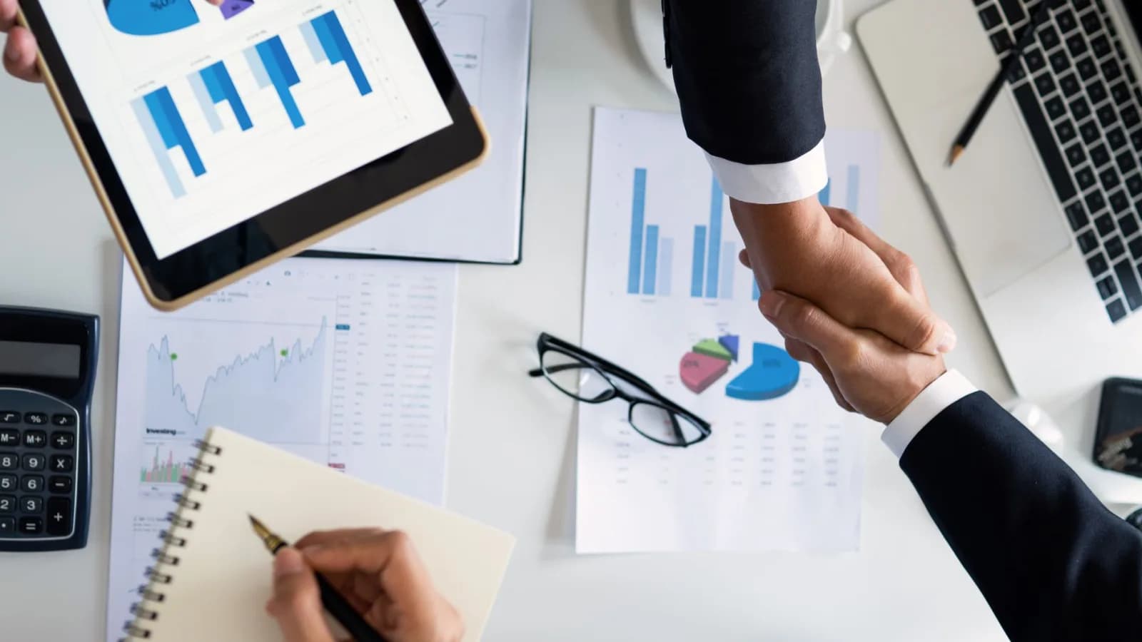 Graphs and charts showing business registrations in Kosovo