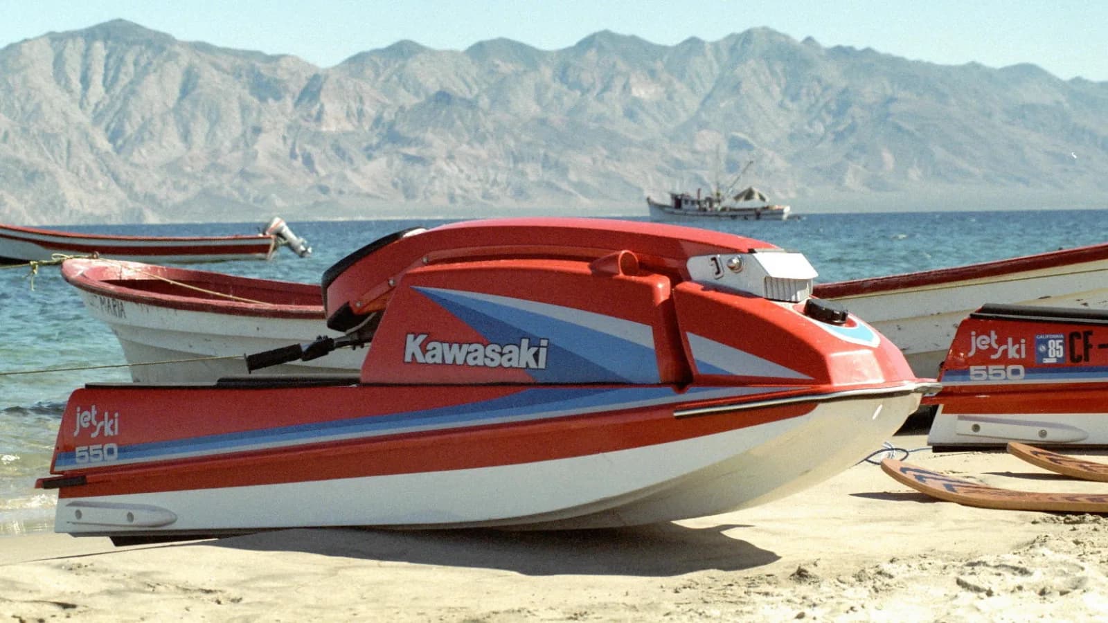 Mjet lundrues Jet Ski në det pranë Dhërmiut
